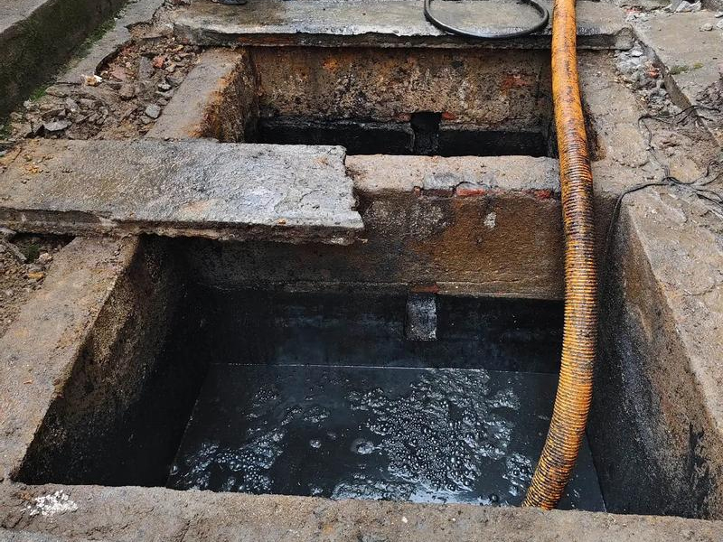 马台街清理化粪池